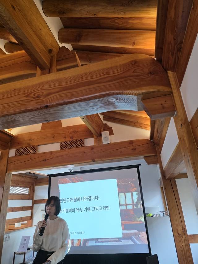 서가연 에어비앤비코리아 컨트리 매니저가 2일 서울 종로의 한 식당에서 열린 기자간담회에서 자사가 결정한 ‘영업신고 의무화’에 대해 설명하고 있다. [사진= 김수연기자]