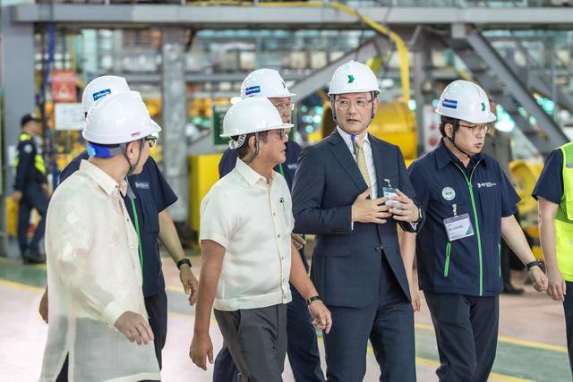 페르디난드 마르코스 주니어(왼쪽에서 두 번째) 필리핀 대통령과 김성준(오른쪽에서 2번째) HD한국조선해양 대표가 HD현대필리핀조선소를 둘러보며 환담을 나누고 있다. 필리핀 대통령실 제공.