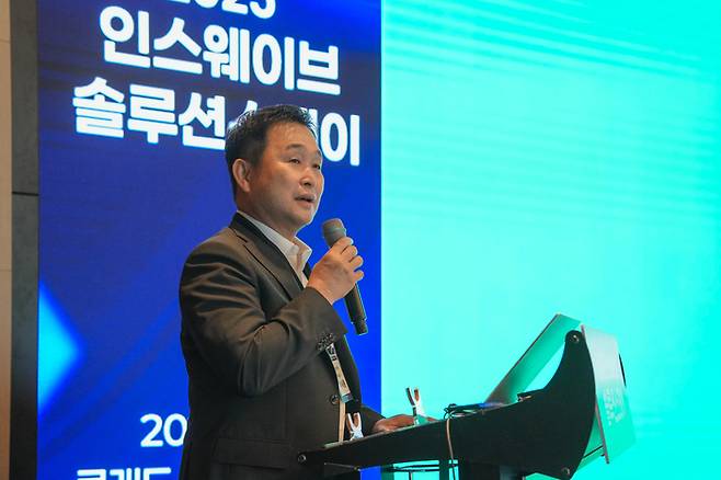 어세룡 인스웨이브 대표가 키노트 발표를 하고 있다.