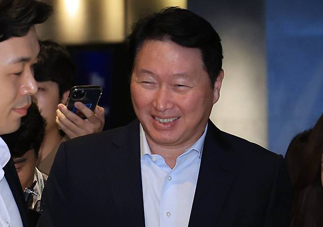 기자 질문 받는 최태원 회장 (서울=연합뉴스) 최재구 기자 = 최태원 SK그룹 회장이 18일 서울 워커힐호텔에서 열린 '이천포럼2025'행사에 참석하고 있다. 2025.8.18 jjaeck9@yna.co.kr (끝)