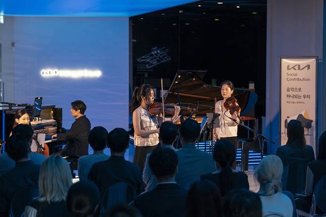 지난달 30일 서울 성동구 성수동 '기아 언플러그드 그라운드'에서 관객들이 '하모니움x런 피아노' 공연을 감상하고 있다. 현대자동차그룹 제공