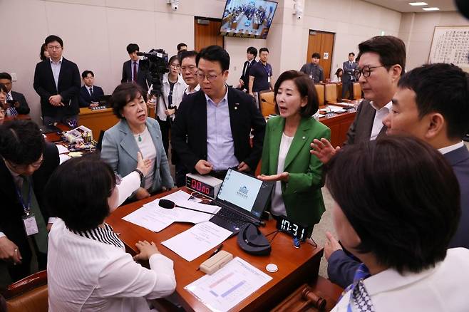 2일 서울 여의도 국회에서 열린 법제사법위원회 전체회의에서 나경원 국민의힘 의원 등이 추미애 위원장에게 의사 진행 방식에 대해 항의하고 있다. 뉴시스