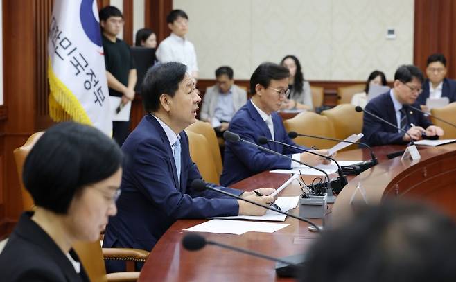 구윤철 경제부총리 겸 기획재정부 장관(왼쪽 두번째)이 2일 서울 종로구 정부서울청사에서 열린 대외경제장관회의에서 모두발언을 하고 있다.(ⓒ뉴스1, 무단 전재-재배포 금지)