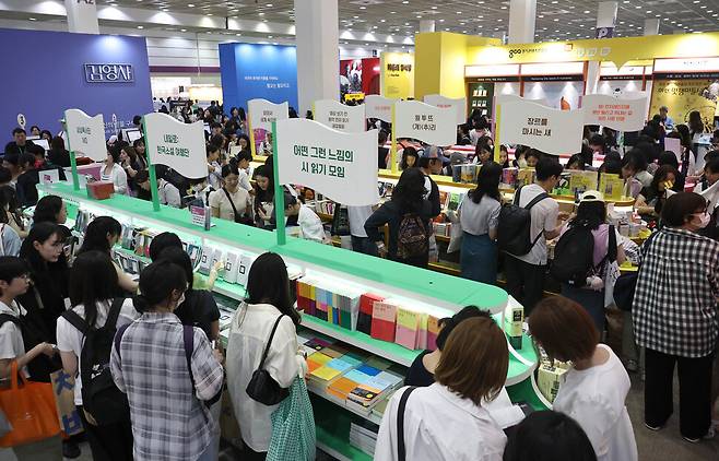 지난 6월 열린 2025 서울국제도서전에 많은 시민들이 몰려 전시된 도서를 살펴보고 있다. 윤운식 선임기자 yws@hani.co.kr