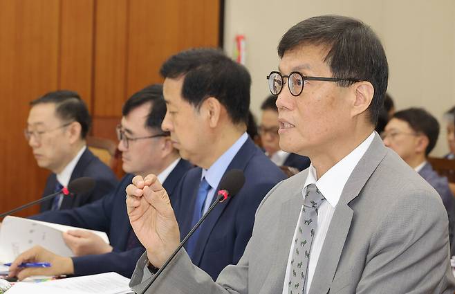 원화 스테이블코인 관련 보고하는 이창용 한국은행 총재. 한국은행은 디지털화폐 확산이 통화정책에 미칠 영향을 고려해 신중한 입장을 취해왔다. 연합뉴스