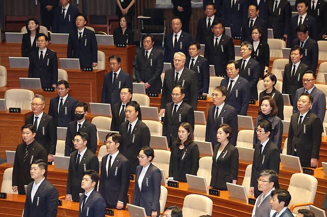 1일 서울 여의도 국회에서 열린 정기국회 개회식에서 국민의힘 의원들이 애국가를 부르고 있다. 연합뉴스