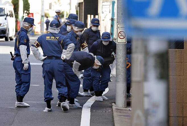 일본 경찰이 2025년 9월1일 도쿄 세타가야구에서 한국인 여성이 피습당한 뒤 쓰러져 있던 장소를 조사하고 있다. 교도통신 연합뉴스