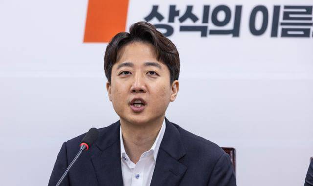 이준석 개혁신당 대표가 1일 국회에서 열린 최고위원회의에 참석해 조국 조국혁신당 혁신정책연구원장의 사면 후 행보를 비판하고 있다. 연합뉴스