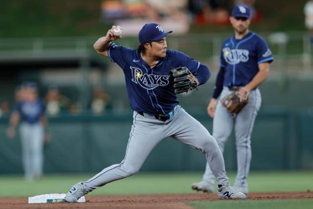 탬파베이의 김혜성이 지난달 12일(한국시간) 미 캘리포니아주 새크라멘토의 서터 헬스파크에서 열린 애슬레틱스와 경기에서 2회말 병살 수비를 하고 있다. 새크라멘토=AP 뉴시스