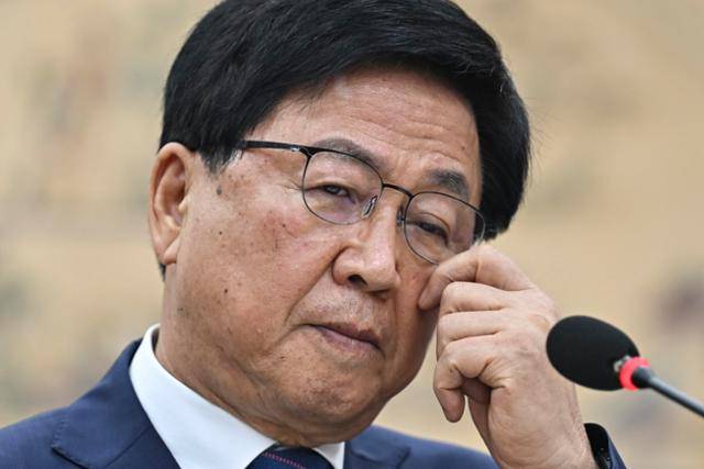 최교진 사회부총리 겸 교육부 장관 후보자가 2일 국회에서 열린 인사청문회에서 의원 질의에 답변하고 있다. 정다빈 기자