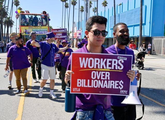 미국 노동절인 1일 미 캘리포니아주 로스앤젤레스 윌밍턴 지역에서 ‘억만장자보다 노동자(Workers over Billionaires)’라는 주제로 열린 집회에 시민 수천 명이 참가해 거리를 행진하고 있다. ‘메이 데이 스트롱(May Day Strong)’이 주최한 이날 집회는 미국 전역 900여 개 도시에서 진행됐다. 로스앤젤레스=UPI 연합뉴스