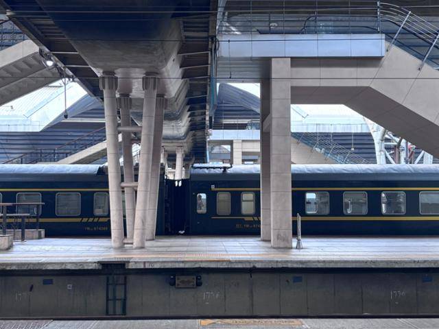 2일 김정은 북한 국무위원장이 중국 전승절 80주년 열병식 참석차 중국 베이징에 도착하기 직전 베이징역사 내 플랫폼에 가림막 용도의 열차가 정차돼 있다. 베이징=이혜미 특파원