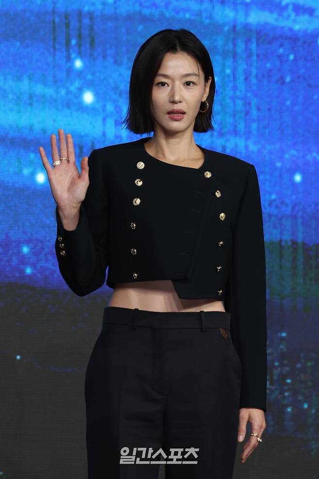 배우 전지현이 2일 오전 서울 종로구 포시즌스 호텔에서 열린 디즈니+ 오리지널 시리즈 '북극성' 제작발표회에 참석해 포토타임을 갖고 있다. '북극성'은 유엔대사로서 국제적 명성을 쌓아온 문주(전지현)가 대통령 후보 피격 사건의 배후를 쫓는 가운데, 그녀를 지켜야만 하는 국적불명의 특수요원 산호(강동원)와 함께 한반도를 위협하는 거대한 진실을 마주하는 첩보 멜로 시리즈. 오는 10일 공개. 서병수 기자 qudtn@edaily.co.kr /2025.09.02/