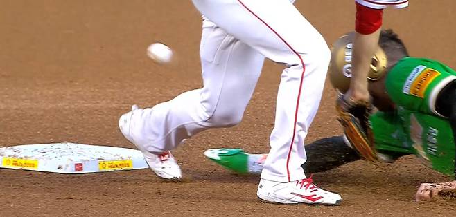 지난달 14일 인천 SSG전 4회 상대 폭투 때 2루로 뛰던 카디네스의 부상 장면. 스포티비, 티빙 캡처