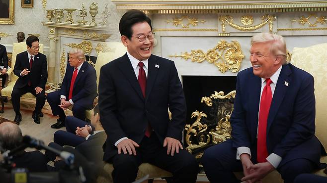 지난 26일 이재명 대통령이 미국 워싱턴 DC 백악관 오벌오피스에서 도널드 트럼프 미국 대통령과 한미 정상회담 중 함께 웃고 있습니다.
