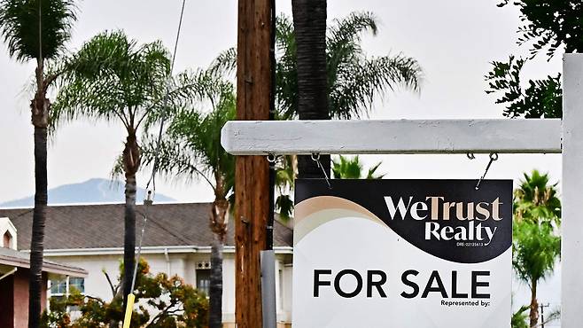 미국 캘리포니아주 주택가에 걸린 매물 표시 [연합뉴스 자료사진/AFP 제공]