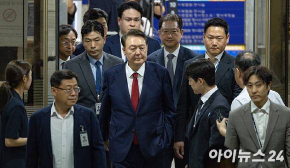 12.3 비상계엄 사태 관련 내란 혐의를 받는 윤석열 전 대통령이 9일 서울 서초구 서울중앙지방법원에서 구속 전 피의자 심문(영장실질심사)을 마치고 대기 장소인 서울구치소로 이동하고 있다. [사진=사진공동취재단]