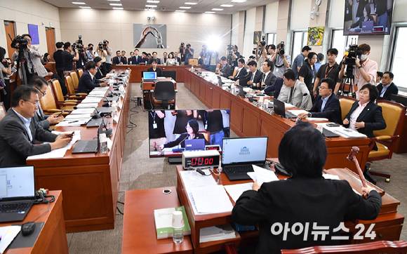 최민희 위원장이 서울 여의도 국회에서 열린 과학기술벙보방송통신위원회 전체회의에서 의사봉을 두드리고 있다. [사진=곽영래 기자]