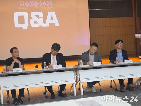 (왼쪽부터) 황성익 모바일게임협회장, 조수현 게임문화재단 사무국장, 허석진 성남시 팀장, 이덕희 성남산업진흥원 전략산업본부장이 2일 성남산업진흥원에서 열린 'GXG 2025' 기자간담회에서 질문을 청취하고 있다. [사진=박정민 기자]