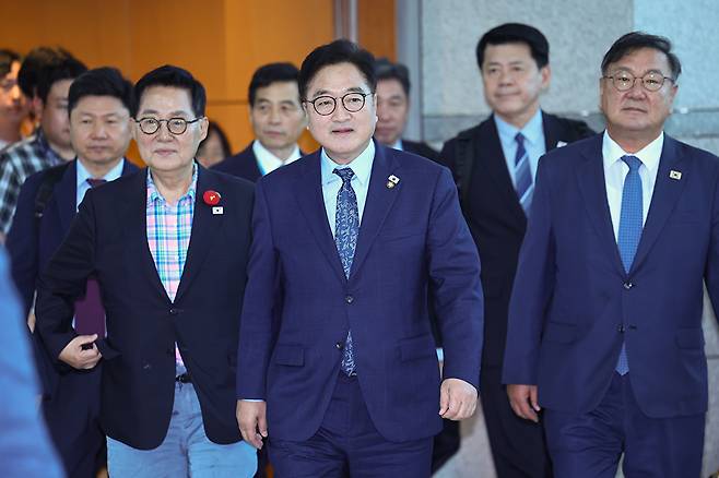 중국 베이징에서 열리는 '항일전쟁 및 세계 반파시스트 전쟁 승전(전승절) 80주년 열병식'에 참석하는 우원식 국회의장과 여야 의원들이 2일 인천국제공항 제1여객터미널로 출국하고 있다.우 의장과 함께 중국을 방문하는 의원단은 더불어민주당 박지원, 김태년, 박정, 홍기원 의원, 조국혁신당 김준형 의원 등으로 구성됐다. 2025.9.2 [사진=연합뉴스]