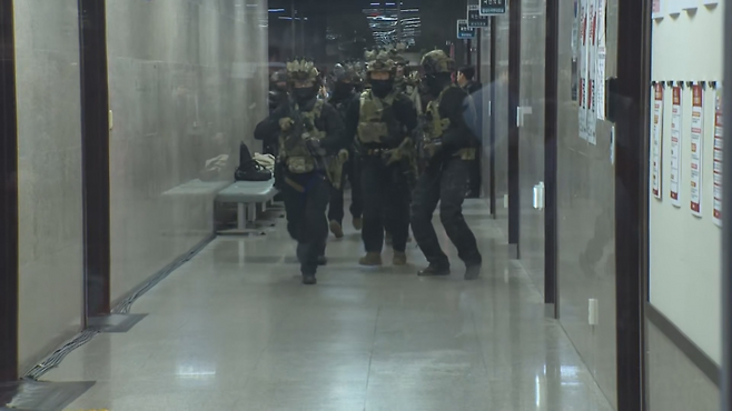 지난해 12월 3일 비상계엄 당시 국회로 들이닥친 계엄군