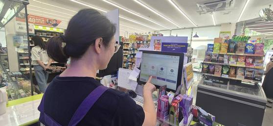 24시간 불을 밝히는 동네 편의점이 어려운 이웃을 찾아내는 ‘마을의 눈’ 역할을 하고 있다. 도움이 필요해 보이는 손님을 발견하면 점주가 포스기 화면의 신고 버튼을 눌러 구청에 알리는 방식이다. 울산 남구에서 사업 시작 10개월 만에 10가구 이상의 ‘위기 이웃’이 도움을 받았다. [사진 울산 남구]