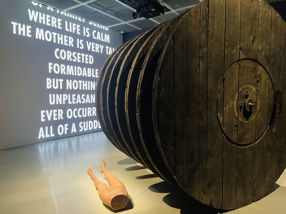 호암미술관의 '루이즈 부르주아:덧없고 영원한' 전시장 모습. 이은주 문화선임기자