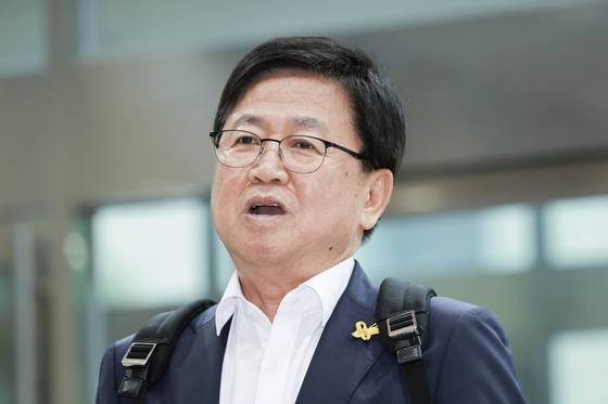 최교진 사회부총리 겸 교육부장관 후보자가 지난달 14일 한국교육시설안전원에 마련된 인사청문회 준비 사무실로 출근하며 취재진 질의에 답하고 있다. 연합뉴스