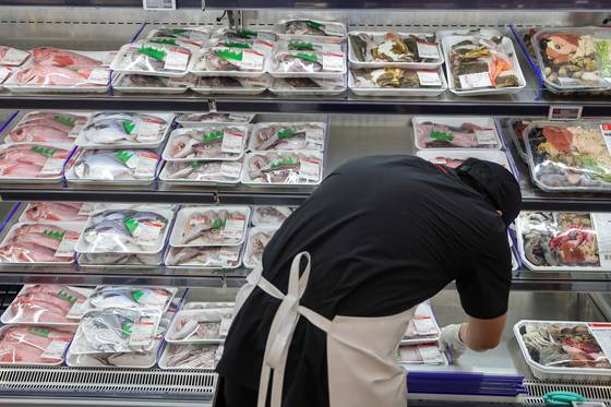 8월 소비자물가 상승률이 휴대전화 요금 일시 인하 영향으로 9개월 만에 가장 낮은 1,7%를 기록했지만 농축수산물 가격은 13개월만에 최대폭인 4.8% 상승한 것으로 나타났다. 사진은 이날 서울 시내 한 대형마트의 수산물 매대. 연합뉴스
