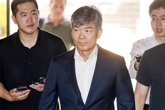 이종호 전 블랙펄인베스트 대표가 지난달 5일 서울 서초구 서울중앙지방법원에서 열린 영장실질심사에 출석하고 있다. 이 전 대표는 변호사법 위반 혀므이로 구속 기소됐다. 뉴스1