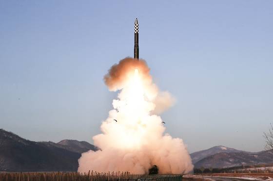 북한이 전날 발사한 장거리탄도미사일이 고체연료 기반의 신형 대륙간탄도미사일(ICBM) '화성-18형'이며 김정은 노동당 총비서가 현지에서 '발사훈련'을 지도했다고 노동당 기관지 노동신문이 19일 보도했다. 신문에 따르면 발사된 미사일은 최대정점고도 6518.2㎞를 기록했으며 총 1002.3㎞를 4415초(1시간13분35초) 비행하여 동해 공해상 목표 수역에 정확히 탄착됐다.  뉴스1