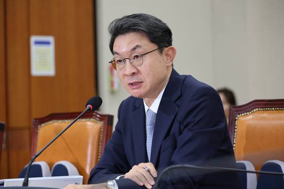 이억원 금융위원장 후보자가 2일 국회 정무위 전체회의에서 열린 인사 청문회에서 의원들 질의에 답하고 있다. 임현동 기자