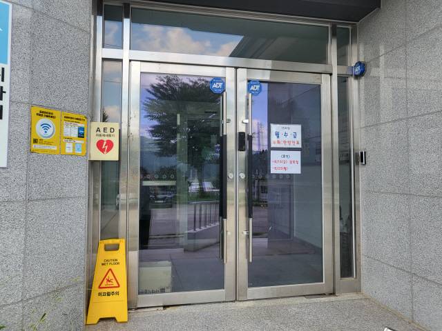 춘천 사북면 보건지소 출입문에 월, 수, 금만 진료가 가능하다는 안내문이 붙어 있다.김정호 기자