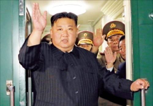 김정은 북한 국무위원장이 2일 전용열차로 중국 베이징에 도착한다. 사진은 2023년 김정은이 러시아를 방문하기 위해 평양에서 출발하는 모습. 조선중앙통신 연합뉴스