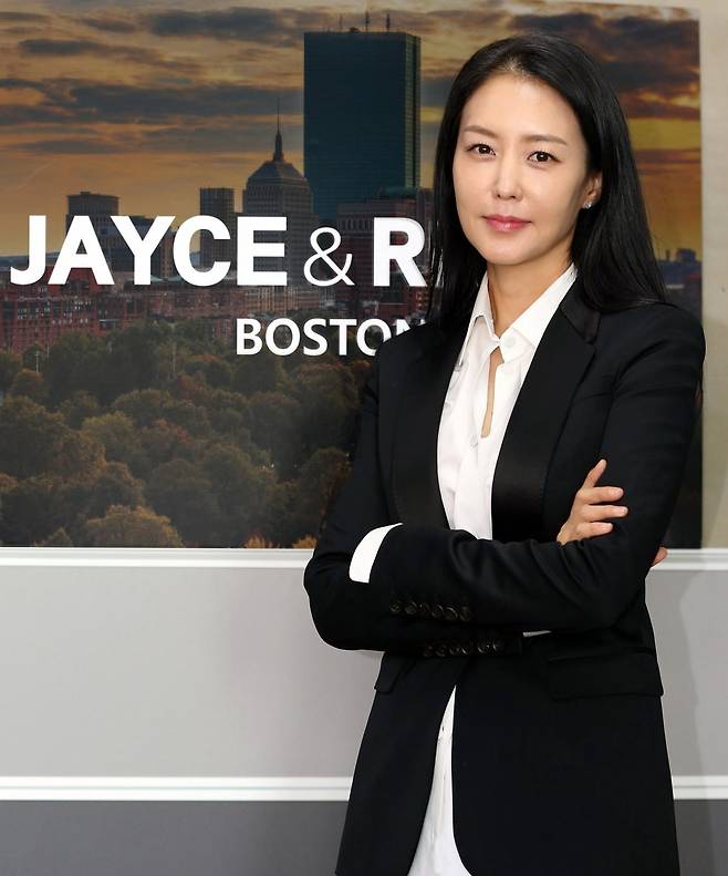 김경미 제이스앤리버 대표가 지난달 29일 본지와 인터뷰하고 있다. 김 대표는 첼리스트 출신으로 배우 신현준의 부인이다.  /제이스앤리버 제공