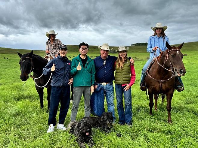알버타 주의 치눅(Chinook) 목장을 방문한 신종철 총괄 셰프와 김강우 배우(사진=캐나다관광청)