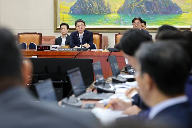 이억원 금융위원장 후보자가 2일 서울 여의도 국회에서 열린 국회 정무위원회에서 열린 인사청문회에 출석해 의원 질의에 답변하고 있다. /사진=뉴스1