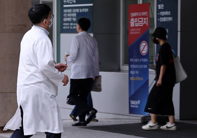서울의 한 대학병원에서 의료진들이 이동하고 있는 모습. 사진=이솔 한국경제신문 기자