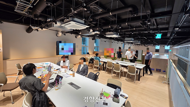 충북도가 49억원의 예산을 들여 KTX 오송역 철로 아래 유휴공간에 조성한 ‘오송역 선하마루’에서 지난 20일 공공기관 직원들이 회의를 하고 있다. 이삭 기자.