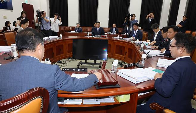 신성범 국회 정보위원장이 2일 서울 여의도 국회에서 열린 정보위원회 전체회의에서 의사봉을 두드리고 있다. 연합뉴스