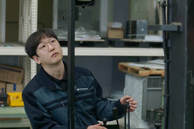 <3학년 2학기>의 주인공 창우(유이하)가 현장실습을 나간 공장에서 일하고 있다. 작업장 봄 제공