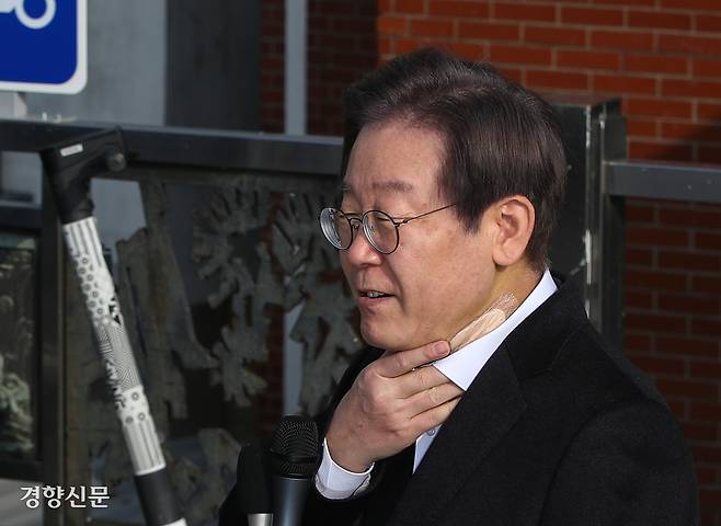 이재명 대통령이 지난해 1월 부산 가덕도 신공항 부지에서 피습당한 뒤 서울 종로구 서울대병원에서 입원 치료를 받다 퇴원하며 취재진에게 입장을 밝히고 있다. 성동훈 기자