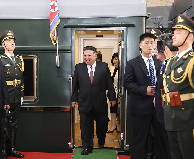 김정은 북한 국무위원장이 2일 중국 베이징역에 도착해 열차에서 내리고 있다. 신화연합뉴스