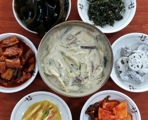 보말과 대수리 고둥 등을 넣어 조리한 기장의 향토음식 매집찜.