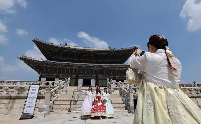 Gyeongbokgung visitors take photos in front of Geunjeongjeon's elevated stone terrace in Jongno-gu, Seoul, Sept. 1, 2024. (Newsis)