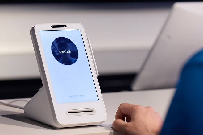 A Toss mobile terminal demonstrates a payment made via Facepay facial recognition. (Toss)