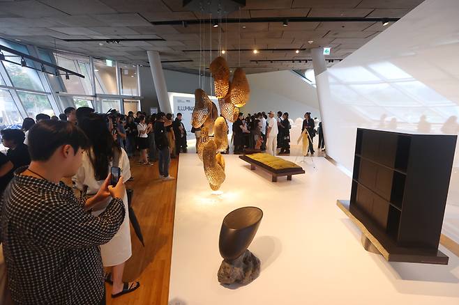 Visitors view works displayed at "Illuminated: A Spotlight on Korean Design," Design Miami's inaugural Asian exhibition, held at Dongdaemun Design Plaza's Yigansumun Exhibition Hall in Seoul, Monday. (Yonhap)