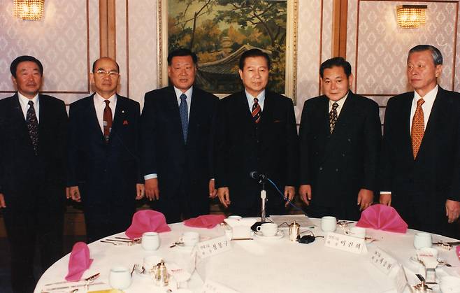 Conglomerate heads of the top five conglomerates of Korea meet with former President Kim Dae-jung, third from right, at the Blue House on March 12, 2001. [JOONGANG ILBO]
