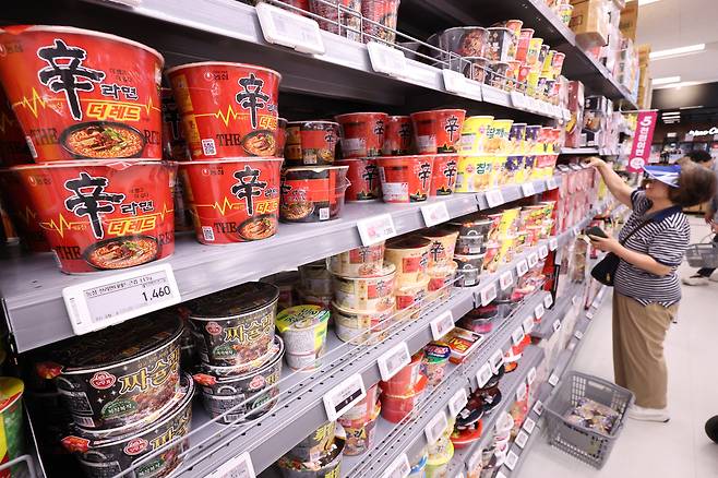 Shoppers browse for groceries at a large supermarket in Seoul on Sept. 1. [NEWS1]
