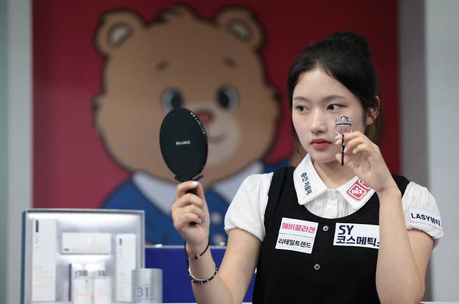 에스와이 한지은이 포토콜 행사에서 베리테옴므 제품을 들고 포즈를 취했다. PBA 제공